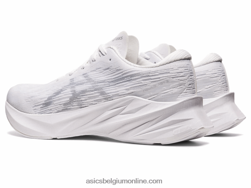 novablast 3 V6HXR2402 wit/piemonte grijs Asics