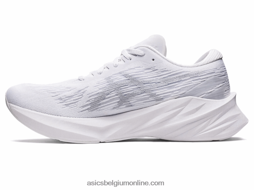 novablast 3 V6HXR2402 wit/piemonte grijs Asics